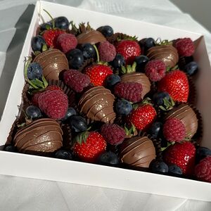 Клубника в шоколаде j