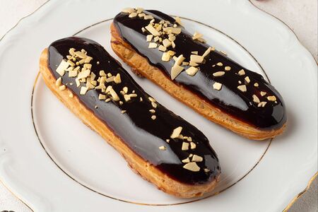 Эклер шоколадный