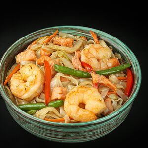 Рисовая лапша с лососем и креветками в сливочном соусе