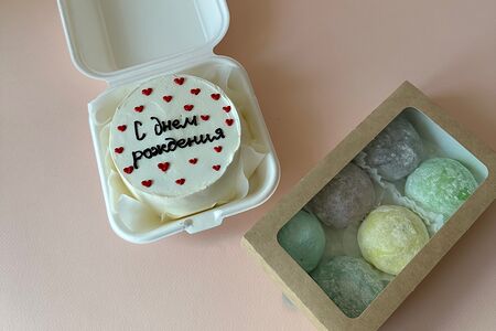 Комбо №3 бенто-торт ваниль-клубника и моти ассорти