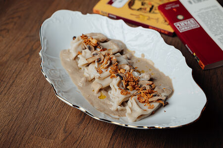 Вареники с картофелем и грибным соусом