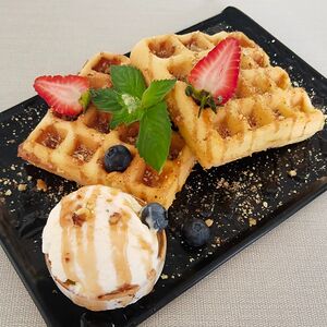 Венские вафли с ягодным соусом