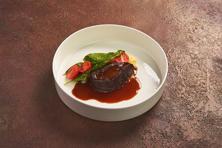 Говяжья щека с картофельным пюре, шпинатом и черри