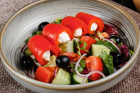 Салат из овощей с печеным перцем и сырным кремом