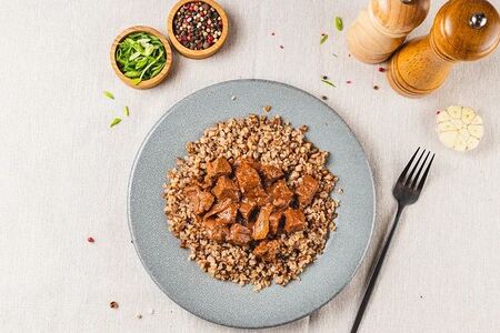 Гуляш из говядины с гречкой