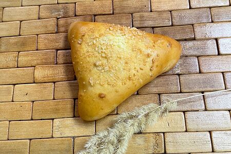 Пирожок с клубникой