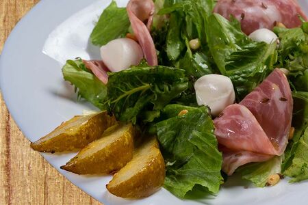 Парма с вяленой грушей и моцареллой