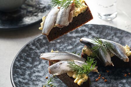 Балтийская килька на хрустящих гренках