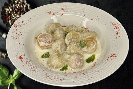 Жареные пельмешки ручной лепки в сливочном соусе с песто