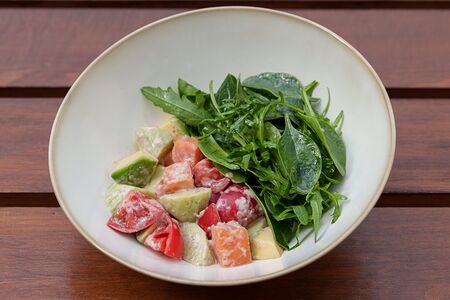 Салат с копченным лососем и авокадо