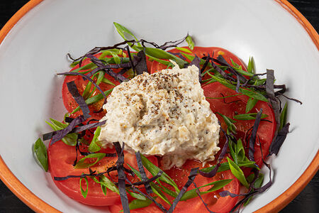 Салат с томатами и ацецили из баклажанов с сыром