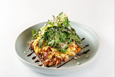 Скрэмбл на тосте с беконом