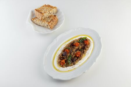 Печеный баклажан с греческим йогуртом и карамелизированным луком