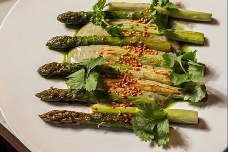 Спаржа гриль в соусе васаби