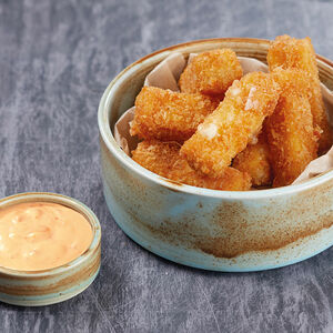 Жареная моцарелла со сладко-острым соусом