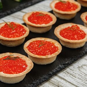 Икорка красная зернистая с маслом в тарталетке