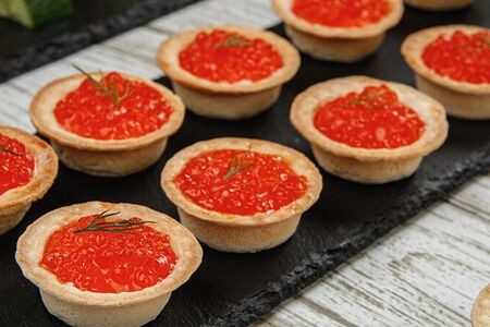 Икорка красная зернистая с маслом в тарталетке