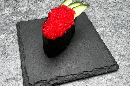 Суши с красной икрой тобико