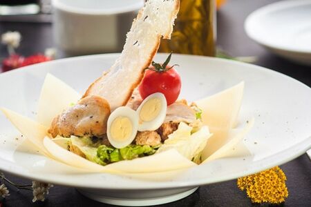 Салат Цезарь с лососем 