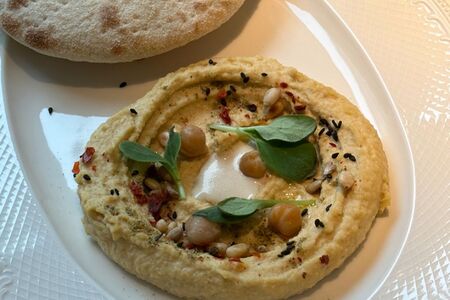 Хумус с огурчиками, оливками и лепешкой