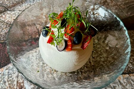 Анна Павлова с соусом из черной смородины