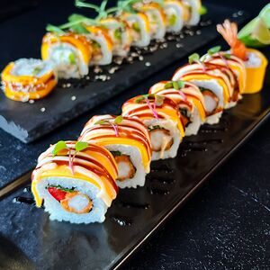 Ролл с сыром Чеддер и темпурной креветкой