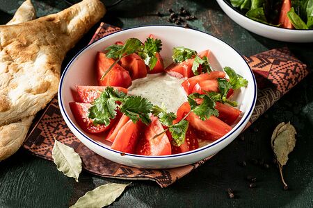 Салат с томатами и красным луком