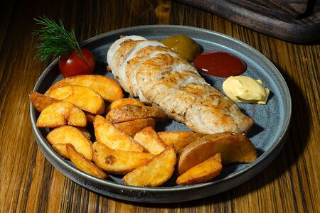 Стейк куриный с картошкой по-деревенски