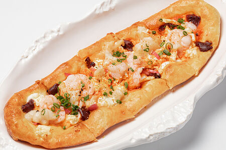 Лепешка, креветки, гребешок, оливки