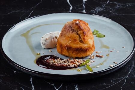 Сладкая бриошь с ромом, изюмом и миндалем