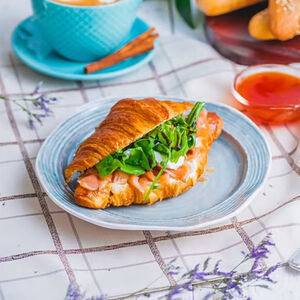 Круассан с малосольным лососем