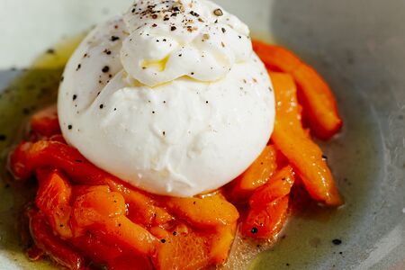 Буррата с печеной паприкой