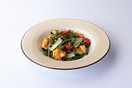 Салат с креветками и рукколой