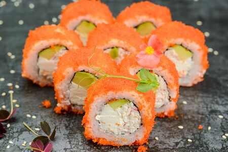 Калифорния с сыром, крабом и авокадо