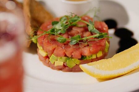Тартар из тунца с соусом