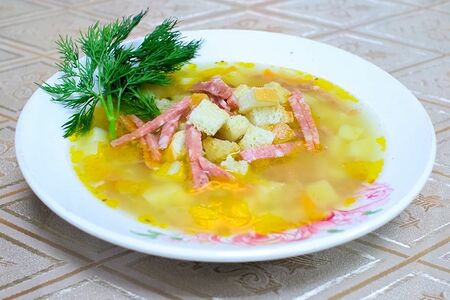 Гороховый с копчёностями и гренками