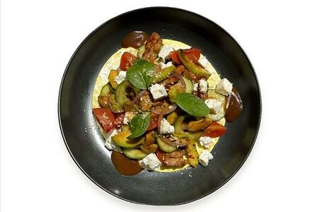 Теплый салат с курицей гриль и авокадо