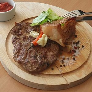 Стейк из cвинoй шеи на гриле