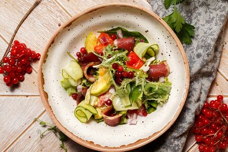 Салат с вяленой уткой, печеными овощами и свежим огурцом