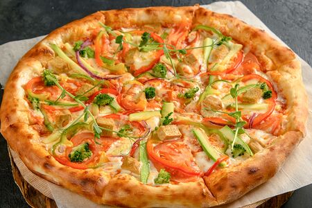 Пицца вегги с копченым тофу