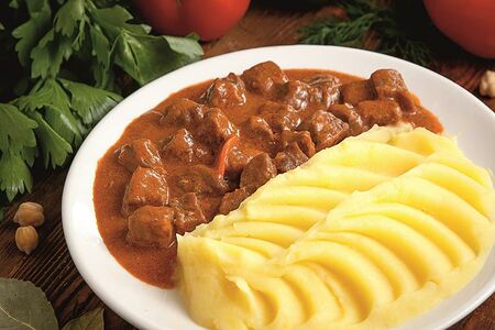 Гуляш с гарниром