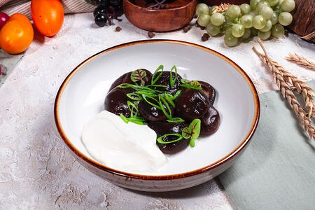 Грузди со сметаной