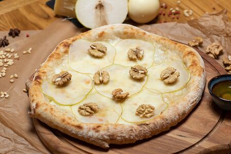 Пицца Груша с Горгонзолой