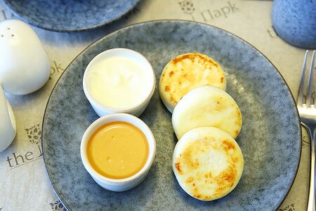 Сырники со сметаной