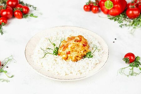 Азу из курицы под сырным соусом с рисом