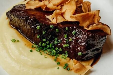 Томленые телячьи щечки с пюре и пармезаном 