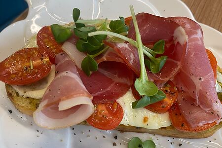 Горячий бутерброд с моцареллой и окороком