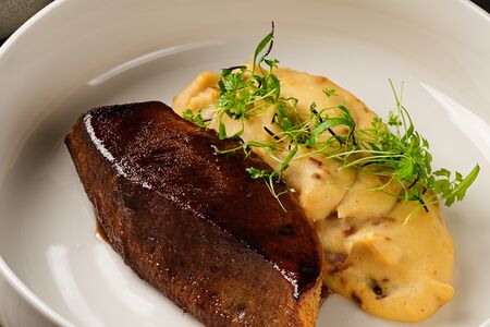 Говяжий язык с картофельным пюре