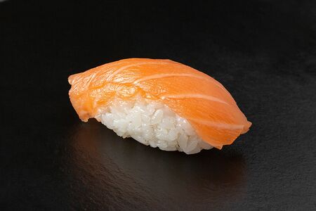 Суши с лососем