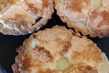 Корзинка с заварным кремом и малиной